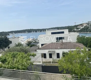 Istra, Pula, prekrasna vila  250 m2 na top lokaciji  i velikoj okućnici svega 20 m od mora - cover