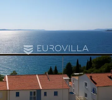 Omiška rivijera, dvosoban stan s balkonom i pogledom na more u novogradnji