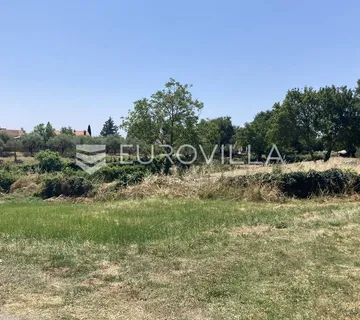 Istra, Puntera, građevinsko zemljište 1985 m2 na super lokaciji u centru mjesta