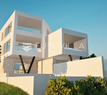 Vodice, prostran dvosoban stan s bazenom i dvorištem, 125,91 m²