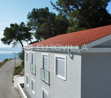 Brač, Selca, prvi red do mora kuća s četiri apartmana - cover