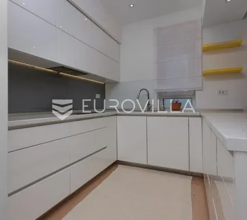 Rijeka, Donja Vežica, peterosobni stan 186 m², dva balkona, parking
