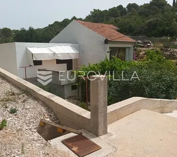 Maslinica, otok Šolta, dvojna kuća okružena zelenilom, položena na parceli površine 382 m²