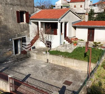 Istra, Poreč okolica, kuća s dva stana i dvorištem na mirnoj lokaciji - Fuškulin, Poreč