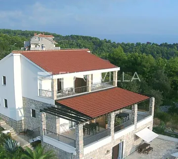 Šolta, apartmanska kuća s bazenom na odličnoj lokaciji - Rogač