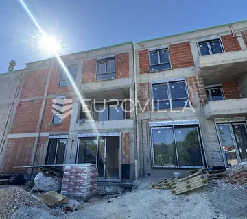 Istra, Pula, stan u prizemlju s vrtom, moderna novogradnja