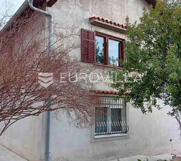 Kastav, kuća s okućnicom 820 m², samostojeća sa 3 stana, trosobna 90 m² - cover
