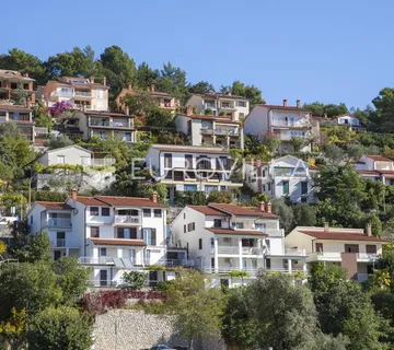 Istra, Rabac, dvojna kuća s tri stana i garažom s prekrasnim pogledom na more, 154,93 m² - cover