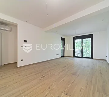 Osijek, Gornji grad/centar, Novogradnja, trosoban stan s balkonom i parkingom