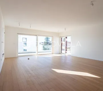 Vodice, NOVOGRADNJA, prostran stan u centru mjesta, 119,95 m²