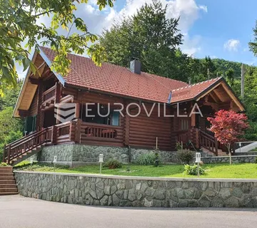 Ravna Gora, Hleveci, šarmantna drvena vila s velikom okućnicom - cover