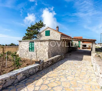 Hvar, veliko lijepo imanje s tri kuće na parceli od 32500 m2 - cover