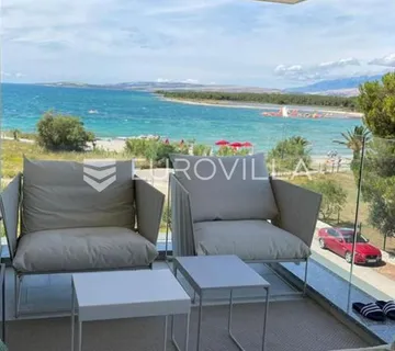 Pag, Povljana, prekrasan trosoban stan prvi red do mora, 112 m²