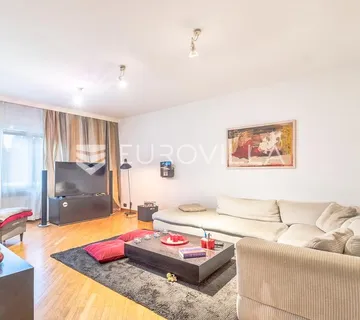 Zagreb, Lašćina, kuća na tri etaže s dvorištem, vrtom i garažom, 307 m²