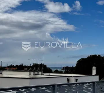 Istra, Novigrad, stan 120 NKP + KROVNA TERASA 150 M2,na top lokaciji 500 m od centra grada