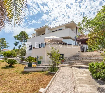 Brač, prekrasna vila s velikom okućnicom 20 m od mora - cover