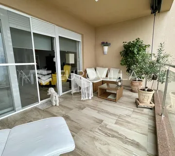 Opatija, predivan trosoban stan 91 m², bazen, panoramski pogled na Kvarner