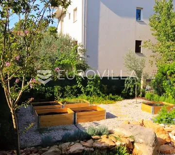 Zadar, Novi Bokanjac – Dvoetažni stan površine 140 m2 s predivnim vrtom od 95 m2