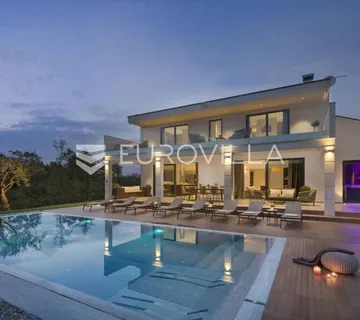 Višnjan, prekrasno raspoređena vila okružena zelenilom, NKP 242 m2, na velikoj  uređenoj okućnici - cover
