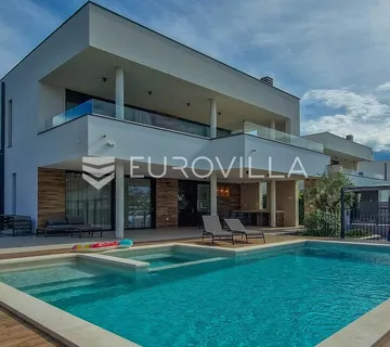 Istra, luksuzna villa 276 m2 s 4 spavaće sobe, bazenom i pogledom na more - Fažana