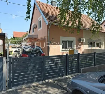 Osijek, Sjenjak, dvojna kuća s garažom, podrumom i odličnom lokacijom 130 m²