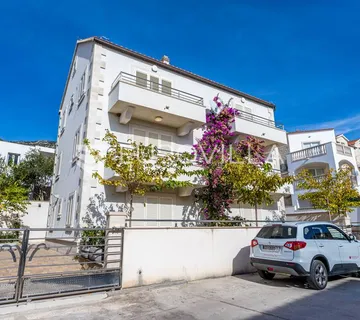 Brač, Bol, samostojeća apartmanska kuća s pogledom na more