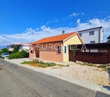 Vir, samostojeća prizemnica s garažom i mediteranskim vrtom, 120 m od mora