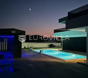 Zadar, Zemunik Gornji, prekrasna vila s bazenom i okućnicom - cover