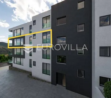 Opatija, trosobni stan na drugome katu, NKP 80 m2, garaža