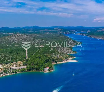 Šibenik, Martinska, veliko građevinsko zemljište, 3250 m² - Jadrija, Šibenik