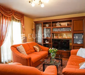 Istra, Rovinj, prekrasan obiteljski trosoban stan s dvije loggie, 78.40 m², namješteno