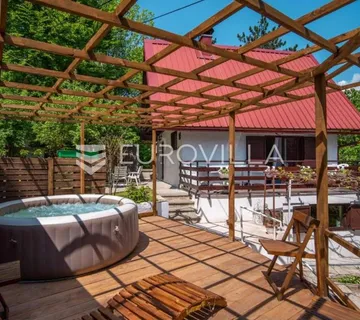 Fužine, planinska kuća spremna za turistički najam u mirnom i šumovitom okruženju - Lič, Fužine