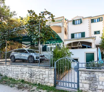 Brač, Supetar, kuća ukupne površine 372 m² na zemljištu površine 411 m²