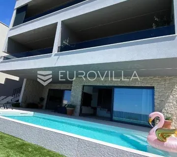 Makarska, moderna vila s tri stambene jedinice - cover