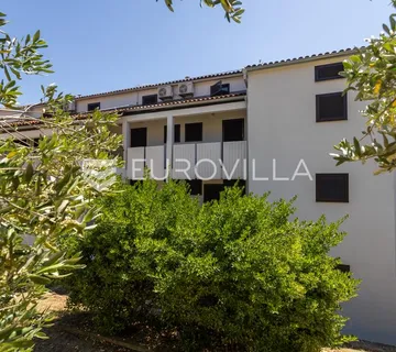 Istra, Duga Uvala, prizemlje, adaptirani apartman u sklopu naselja s pogledom na more,150 m od mora - Šegotići, Marčana