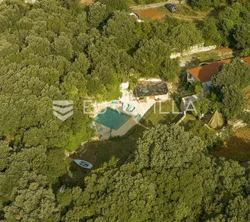 Istra, Pula, kuća za odmor s vlastitom šumom - Vintijan