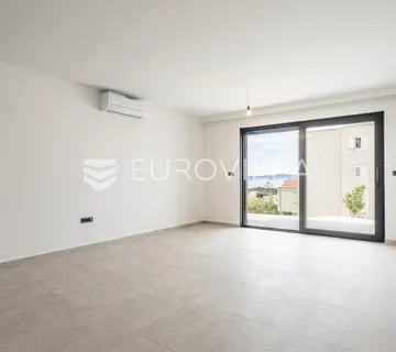 Makarska, dvosoban stan s terasom i pogledom na more u novogradnji