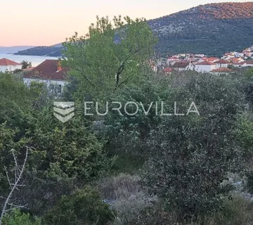 Vinišće građevinsko zemljište 1210 m2 s pogledom na 350 m od mora - Vinišće, Marina