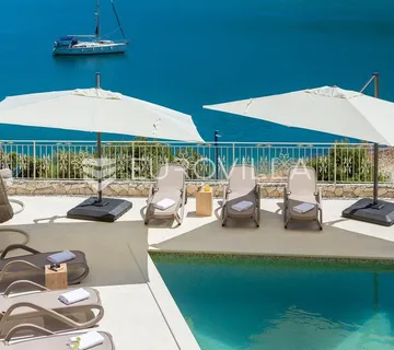 Trogir, Marina, uređen dvosoban stan u prizemlju bazen i teretana - cover