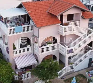 Vodice, kuća s 4 apartmana