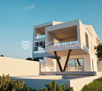 Vodice, prostran stan s bazenom i dvorištem, 165,37 m²
