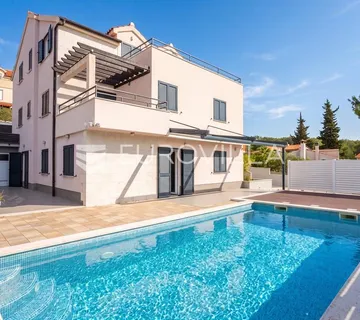 Milna, uvala Osibova, kuća s bazenom i pogledom na more ukupne površine 318 m² - cover