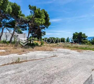 Brač, Bol, tri građevinska zemljišta s dozvolama, 1.983 m²