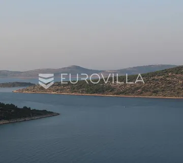 Kaprije, građevinsko zemljište s prekrasnim pogledom na Kornate