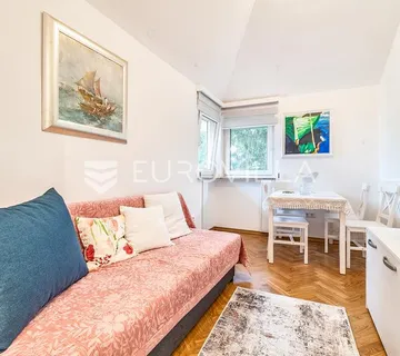 Zagreb, Nazorova, trosoban stan 55 m² u potkrovlju zgrade s liftom
