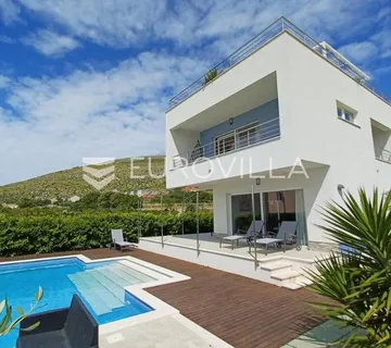 Trogir, moderna vila s bazenom - cover