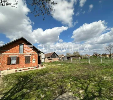 Vukovar, Tompojevci, kuća 64 m² s visokim potkrovljem i velikim dvorištem - cover