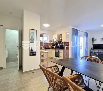 Vir, prizemni apartman s 2 spavaće sobe, 40 m od mora, TOP lokacija