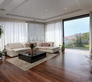 Matulji, penthouse peterosobni dvoetažni stan160 m², terasa 130 m² i privatna okućnica 250 m² - cover