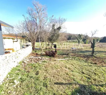 Pula, Vintijan, poljoprivredno zemljište 2533 m² s ucrtanim objektom 35 m²